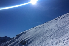 Die >Spur am Grat ist optimal eingetreten. Wer nicht die Ostflanke fahren will kann die Ski unten lassen