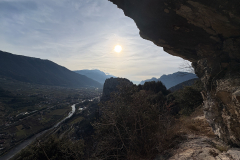 Wir haben nicht den Schnellabstieg genommen sondern sind nach oben weiter, Richtung Laghel. Inkl Picnic unter dem grossen Überhang mit sensationellem Ausblick