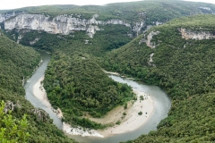 Typisch für die Ardéche: große Schleifen, hohe Wände und viel Grün.