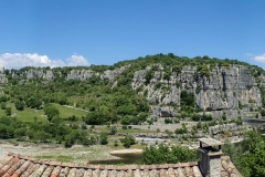 Von Balazuc der Blick auf den Kletterfels (etwas links von der Bildmitte)