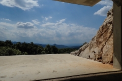 Höhlenartiger Ausblick ins Tal