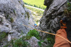 Die ersten zwei Längen sind eher rustikaler Kamin. Viel Spreizen, dan klappts, Absicherung wie in der gesamten Tour schon fast übertrieben gut.