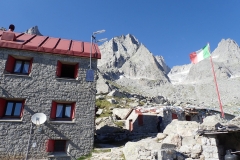 Allievi-Hütte in bestem Granit-Klettergebiet.