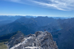 Von der Blassenspitze bis in die Scharte mit dem fingerähnlichem Turm ists nochmal klettern. Für den Weiterweg haben wir das Seil weg