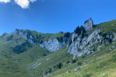 Insgesamt im Stie Kessel 9 Sektoren mit vielen (mehr als 80?) Routen im Bereich 4-8. Scheinbar gehen sich bis zu drei Seillängen aus