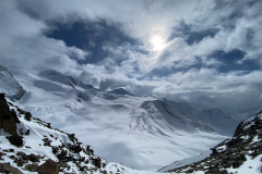 Es gehen zwar viele Spuren den Taschachferner hinunter, wir sind aber doch zurück ins Skigebiet. Wir hatten keine Info über die Verhältnisse ab dem Taschachhaus und die Aussicht lang zu tragen war nicht so überzeugend