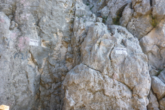 Der Einstieg...der ist aus Kluckners Beschreibung so nicht zu finden. Im Klettergarten sind offensichtlich eine Menge Routen dazugekommen die auch auf dem Hinweisschild nicht verzeichnet sind. Ohne einheimische Hilfe hätten wirs nicht gefunden