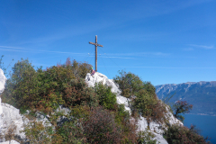 Die Tour ist übrigens gut zu finden. Immer am Grat bleiben, nach Wegspuren suchen und ab und zu gibt es einen verblichenen gelben Pfeil