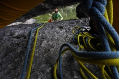 Am Ende noch etwas gezwungen durch einen engen Spalt...eher rampfen als klettern