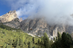 Weil das Wandfoto im Guidebook von Mauro nicht sooo toll ist, ist hier der Einstieg  eingekringelt (gesehen vom Abzweig an der Hütte)