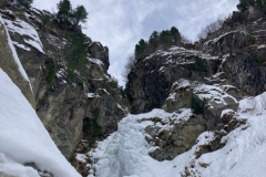die Stufe über dem eigentlichen Eisfall. Schaut auch ganz gut aus, wir haben sie ausgelassen weil die Zeit fehlte. Nach den Spuren zu urteilen wurde sie begangen