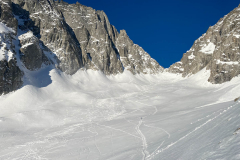 Der Kessel des Riepbodens ist riesengross. Ganz hinten die Schwarze Scharte, eine beliebte Skitour