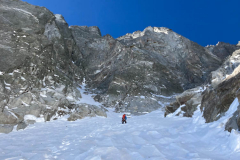 die ersten 100 Höhenmeter ist der Schnee zwar tief aber nicht mehr als bis zum Knie