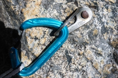 An den Ständen steckt immer mindestens ein neuer Bolt. Dazwischen immer wieder ein Normalhaken oder eben solch zweifelhaftes Zeugs (6mm "Nagel", gut angerostet)