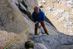 Wenige Meter nach der Crux wird es uns definitiv zu kalt, ich opfere einen Keil und ab gehts nach unten