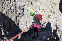 Die Rinne zum Sattel zwischen dem Falzaregoturm und Cima de Fouzargo seilen wir ab. Zwar nur ein 2er aber sehr brüchig. Danach auf deutlichem Pfad zurück zum Einstieg