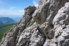 runter auf dem Aufstiegsweg. Die wichtigen Abseil/Ablassstellen sind eingerichtet