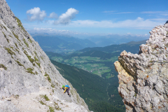 Der Weg direkt auf die Scharte zu ist nicht ganz soo toll, besser genau an die Beschreibung halten und kurz nach der Plattigen Stelle nach oben halten, nicht dem scheinbar tollen Weg folgen