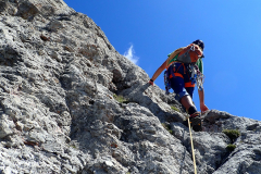 Im Topo sind keine Seillängen angegeben, das macht in diesem Gelände auch wenig Sinn. Es kommen immer wieder  gefädelte Sanduhren (meist die Abseilstellen) die einem immer wieder versichern auf dem richtigen Weg zu sein