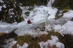 Die zweite Länge wird dann schon dünner, obenraus derzeit keine Verbindung und stark unterspült. Wenn sind kälter wird wohl eher eine Frage der Zeit bis da was runterkommt. Ausstieg über frozen Turf ging noch ganz gut