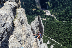 Raus gehts nun über eine logische Liene entlang von Rampen. Nicht zu verfehlen, allein schon wegen der markierungen der Ada Führe