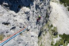 Ende der zweiten Länge. Es überwiegt stark strukturierter Fels, nichts ist glatt. Man soolte aber schon vom Haken wegklettern wollen denn mobil bringt man recht wenig unteer