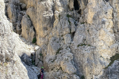 Die Querung in die Schlucht in der 5. Seillänge. Am anschliessenden Pfeiler sieht man eine weitere Seilschaft