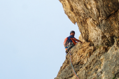 8. Länge. Zwar brüchiger als zuvor, aber der schöne Fels der Verschneidung setzt sich fort. Immer noch tolle Kletterei