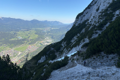 Im Zustieg über die Mittenwalder Hütte nur noch wenige Stellen mit Schnee. Hier sind am Morgen Steigeisen noch durchaus sinnvoll