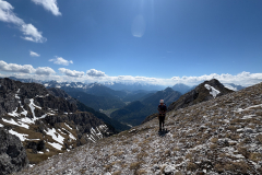 Der Weg vom Gerberkreuz zur Karwendelspitze zieht sich und hat noch verhältnismäßig viel Schnee. Mehr Zeit einplanen...