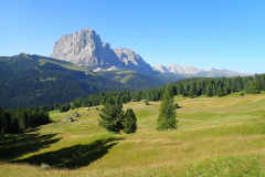 Vom Parkplatz oberhalb des Ortsteils Daunei von Wolkenstein geht es gemütlich Richtung Juac-Hütte. Ab dort dem schwarz/gelb markierten Weg folgen