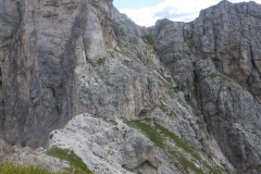 Abstieg ist sehr komfortabel. Nach Osten den im Bild sichtbaren  Pfadspuren in eine Rinne folgen, diese hoch auf die Stevia Hochfläche (10min)