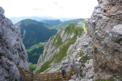 Am Ende der Rinne nochmal eine 2er Stelle. Steigt man aus der Rinne raus sieht man das Dach der Stevia Hütte in Richtung OSO, je nach Schafzeun direkt drauf zu laufen