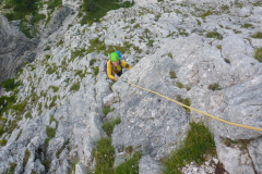 Gleich nach dem Quergang die vermeintliche Schüsselstelle. An der entscheidenden Stelle steckt ein NH, Topo genau lesen, besonders das von Bergsteigen.at
