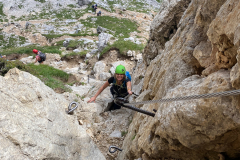 Der "Bergführerweg" ist nach der Beschreibung von Bergsteigen.at für mich nicht zu finden...Das Foto im Bernardi-Führer konnte ich nicht zur Deckung bringen. Jedenfalls holt man mit den nur 5 Minuten die man für den Klettersteig braucht (vs. 1 Std Berführerweg) die Zeit zum suchen locker wieder auf