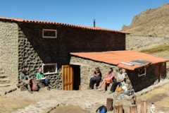 Das Gebiet liegt ca. 70km südlich von Huaraz in der Cordillera Negra auf ca. 4200m, nahe der Ortschaft Cetec. Man kann im Refugio übernachten oder einfach daneben zelten
