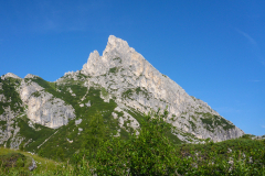 Der Hexenstein (Sasso di Stria) vom Falzaregopass aus geehen. Die SW-Kante ist im Profil links zu sehen