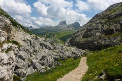 Abstieg nach NW, zuerst durch Schützengräben, dann auf gutem Weg über den Valparolopass zurück zum Falzaregopass