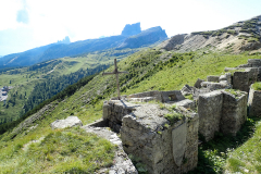 Der Zustieg ist unproblematisch, vorbei an einem Haufen Weltkriegsüberbleibseln...mir wird erst im Laufe des Tages klar wie durchlöchert der Berg ist