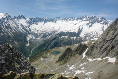 Blick auf die Hütte und den Bergsee.