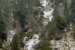 Die rechte Rinne vom Zustieg aus. Durch den nicht vorhandenen Schnee wird auch das wenige Eis gut nutzbar