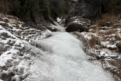 nahezu durchgehendes Eis, nur wenige Stellen waren für mich heikel weil ich allein war. Mit roten und gelben Schrauben aber absicherbar