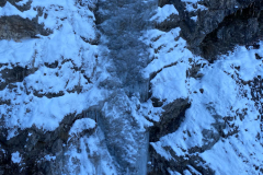 Der erste Aufschwung ist kletter- aber im Moment noch nicht absicherbar. Ich bin links durch den Wald vorbei