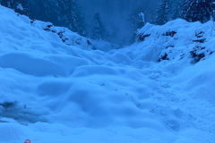 Im Mittelteil viel Schnee und nach wie vor hinterspültes Eis