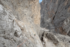 Das Topo von Bergsteigen.com ist so lala. Nur qualitativ richtig würde ich sagen. Das bedeutet die Richtungen stimmen, alles andere ist grob geschäzt:)