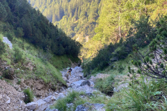 Der Abzweig in die Rinne ist ca. 10 min nach der Wasserstelle (läuft nicht immer!) bei einem markanten Block im Bachbett mit einer übergrossen Wegmarkierung drauf