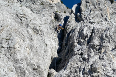 Die erste Länge ist bei Nässe sicher unangenehm. Man klettert im Bachbett, alles fein abgeschliffen. Obwohl nur IV, ich war froh um Kletterschuhe