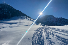 Am Kotalm Mitterleger kommt man aus dem Wald und es öffnet sich ein ziemlich hübsches Hochtal