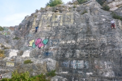 Der Klettergarten nahe Rovinji, im Park Zlatni Rt. Vor allem in den nördlichen Sektoren machen die Graffitties den speckigen Fels nicht wirklich besser:) ganz schön frequentiert