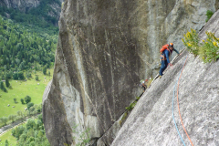 Der Quergang ist wirklich lang, aber nur auf den ersten 20m schwer. In der Mitte findet sich ein guter Stand mit 2NH den man mit einem 0.4er Cam aufbessern kann